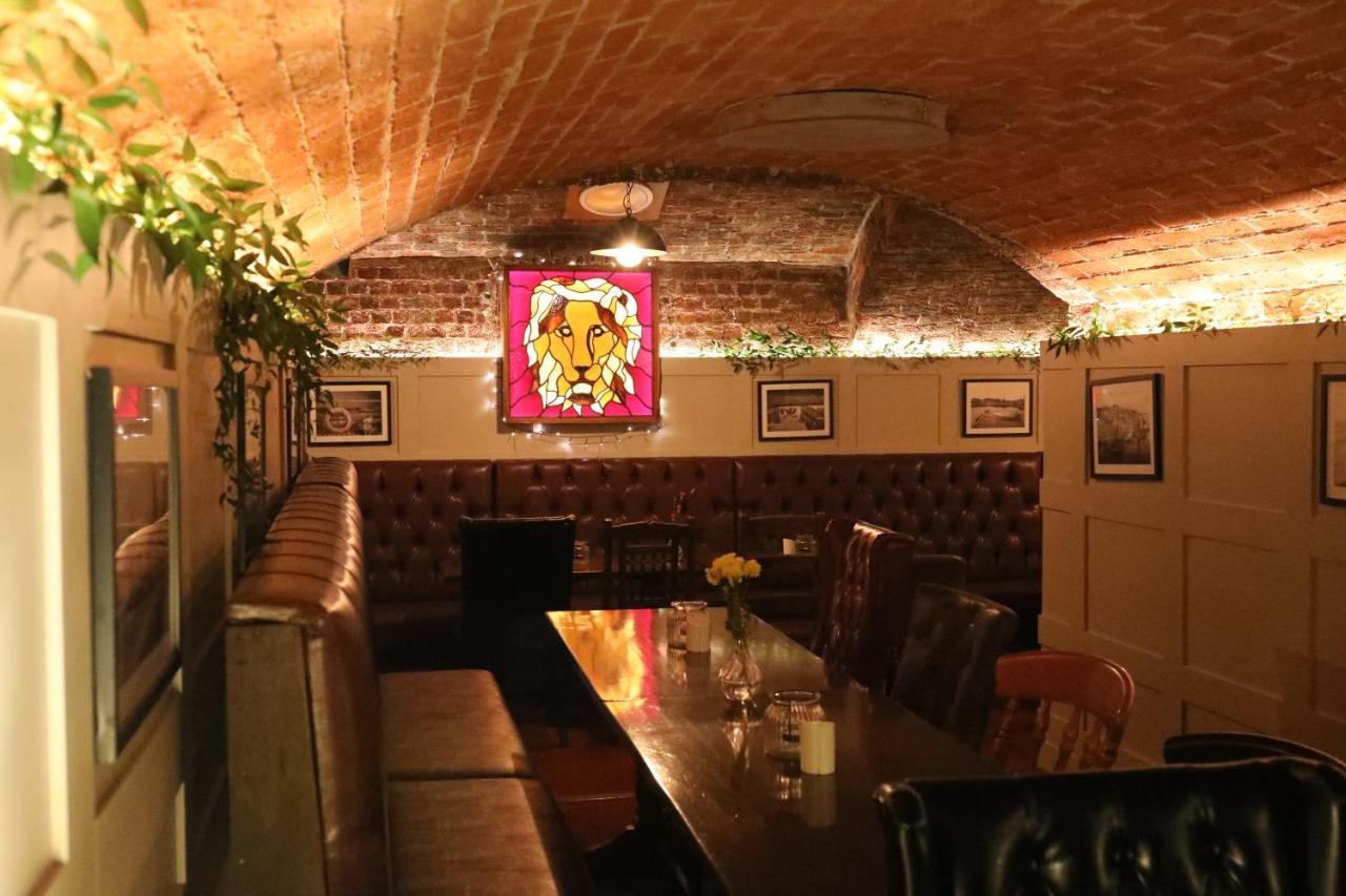 The Red Lion & Cellar Room, Betchworth Exterior photo