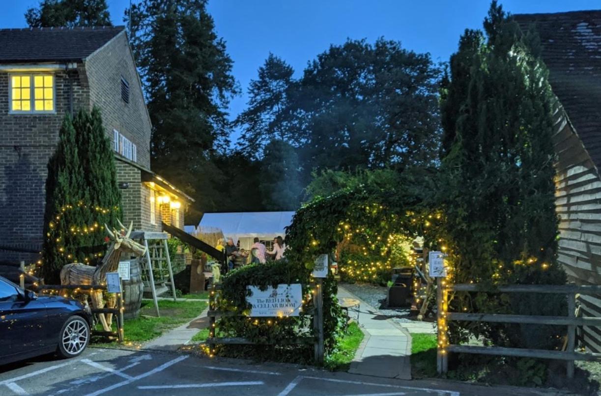 The Red Lion & Cellar Room, Betchworth Exterior photo